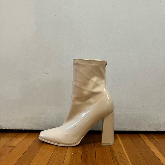 AZALEA WANG chunky heel ankle bootie in off white - Picture 2 of 5
